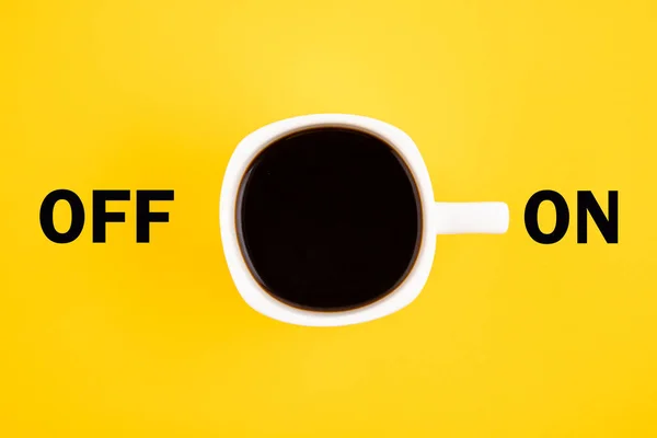 Uma Chávena Café Branca Está Ligada Conceito Sobre Fundo Amarelo — Fotografia de Stock