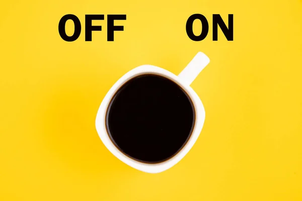 Uma Chávena Café Branca Está Ligada Conceito Sobre Fundo Amarelo — Fotografia de Stock