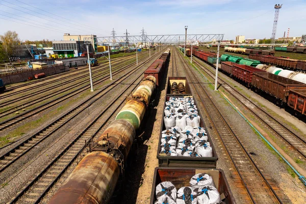 Bir Sürü Tren Vagonu Olan Sanayi Manzarası — Stok fotoğraf