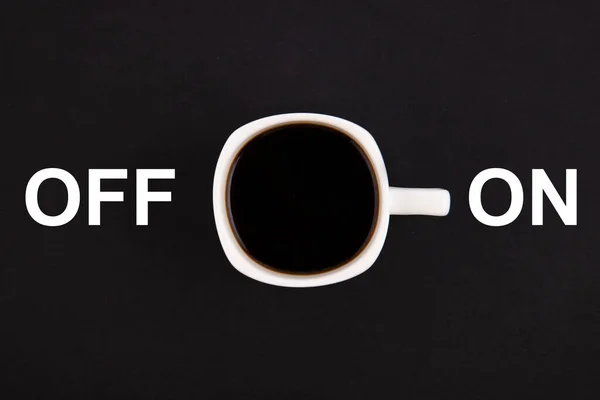 Een Witte Kop Koffie Wordt Aangezet Concept Een Zwarte Achtergrond — Stockfoto