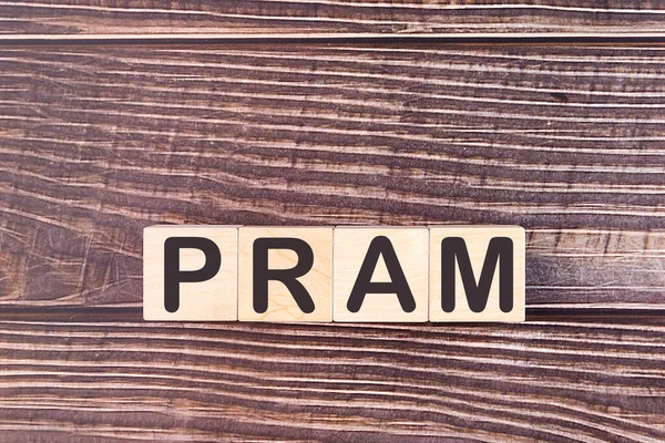 Ahşap Yapı Taşlarından Yapılmış Pram Kelimesi — Stok fotoğraf