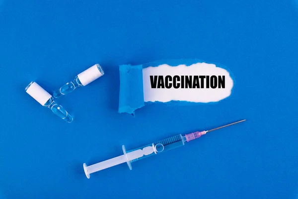 Текст Vaccination Являється Рваним Синім Папером Шприцом Ампулами — стокове фото