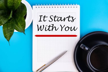 Not defterine bir kalem ve bir fincan kahveyle yazılmış 