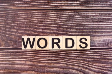 Tahta yapı taşlarından yapılmış kelimeler.