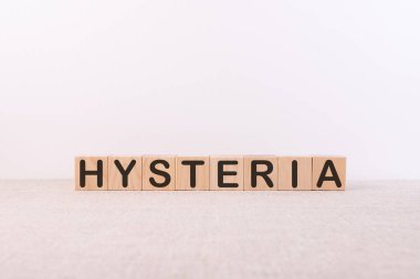 Bloklardaki histerik yazı. Kelime histerisi. Resmi Kabul Et. Histeri Sendromu.