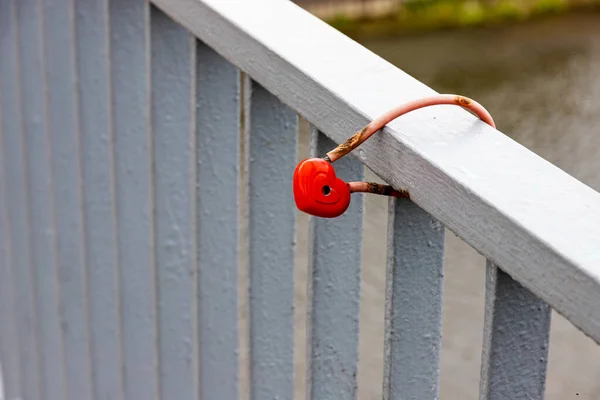 Röd Hänglås Hjärtformen Staketet Flod Kaj — Stockfoto