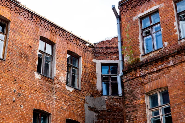 Gökyüzü Zemininde Pencereleri Olan Eski Yıkılmış Tuğla Bina — Stok fotoğraf