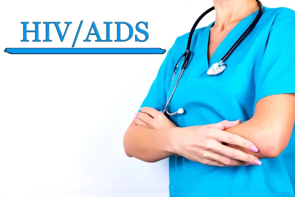 Hiv艾滋病这个词写在一位身穿蓝色医疗服的医生的背景上 医疗概念 — 图库照片