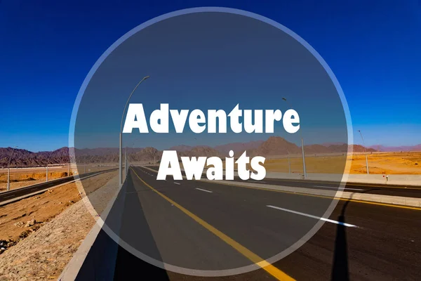 Adventure Awaits Escrito Estrada Deserto Citação Inspiradora — Fotografia de Stock