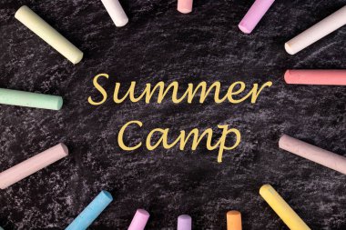 Yaz kampı yazı tahtasında tebeşirle ve farklı renklerde tebeşirle yazılmış.