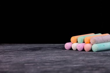 Renkli boya kalemleriyle karatahtaya yakın çekim