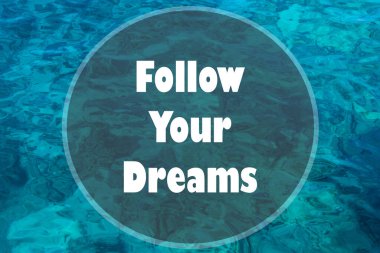 İlham verici tipografik alıntı doğal bir arka plan - Hayallerinizi takip edin