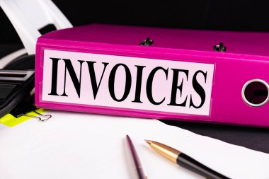 Ofis masasındaki belgelerin üzerinde yazılı metin faturaları olan iş konsepti.