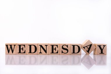 Çarşamba günü tahta küplerle ilgili yazı. Hafta içi konsepti.