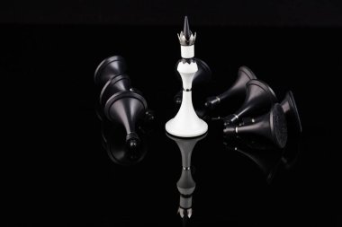Yansıtıcı yüzeyde siyah ve beyaz satranç taşları. İş konsepti. Oyun, strateji, bilgelik, kararlılık.