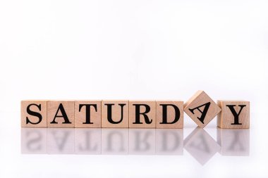 Cumartesi günü tahta küplerde. Hafta içi konsepti.