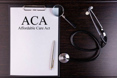 Masada steteskop ve tıbbi konsept içeren ACA Ekonomik Bakım Yasası var.