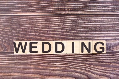 Ahşap yapı taşlarından yapılmış düğün kelimesi