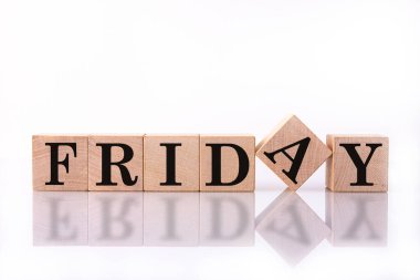 Cuma günü tahta küplerle ilgili kelime. Hafta içi iş konsepti.