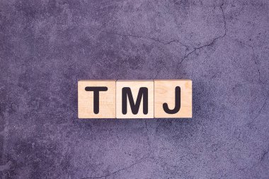 TMJ - Tahta bloklardan kısaltma harfler, kısaltma TMJ temporomandibular eklem sendromu, TMD Temporomandibular bozukluk kavramı.
