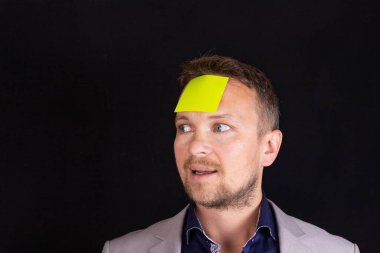 Yüzünde boş bir çıkartma olan bir iş adamı. İş stratejisi, fikir, kavram.