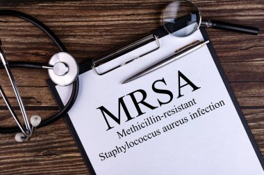 Masada MRSA Methicillin 'e dayanıklı Staphylococcus aureus enfeksiyonu ve stetoskop ile tıbbi konsept var.