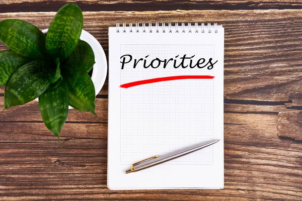 Prioriteiten Woord Concept Geschreven Een Notitieboek Met Pen Bovenaanzicht — Stockfoto