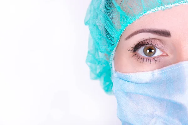 保護マスクとキャップを身に着けている成人女性外科医医師の肖像画を閉じます 顔の半分を閉じて ヘルスケア 医学教育 緊急医療サービスと手術の概念 — ストック写真