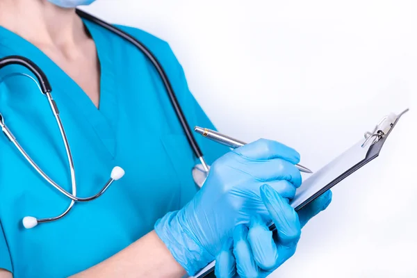 Ein Arzt Blauer Uniform Und Handschuhen Macht Sich Notizen — Stockfoto