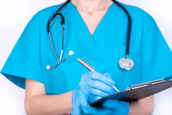 Médico Con Uniforme Azul Guantes Está Tomando Notas —  Fotos de Stock