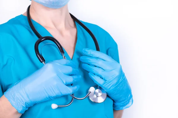 Doctora Uniforme Azul Guantes Sostiene Estetoscopio Sus Manos —  Fotos de Stock