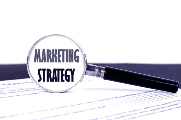 Lupa Con Texto Concepto Palabra Marketing Strategy Sobre Una Mesa — Foto de Stock