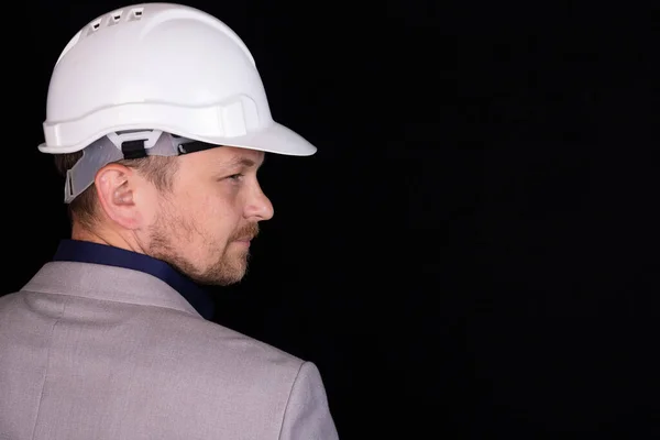 Μηχανικός Λευκό Σκληρό Καπέλο Στέκεται Αυτοπεποίθηση Απομονώνονται Μαύρο Φόντο — Φωτογραφία Αρχείου