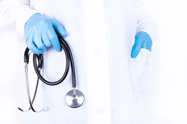 Médico Con Guantes Azules Una Bata Blanca Sostiene Estetoscopio —  Fotos de Stock
