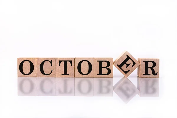 十月这个词写在木制立方体上 每年的概念月 — 图库照片