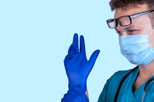 Kirurgens Hand Steril Handske Blå Bakgrund — Stockfoto