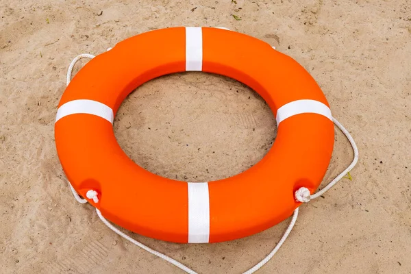 Une Bouée Sauvetage Orange Trouve Sur Sable Concept Sécurité Aquatique — Photo