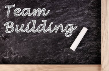 Tahtaya tebeşirle yazı yazmak.