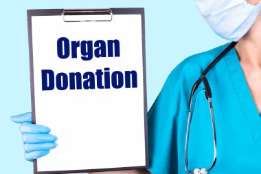 Organ bağışı metni bir doktor tarafından tutulan bir deftere yazılır. Tıbbi konsept.