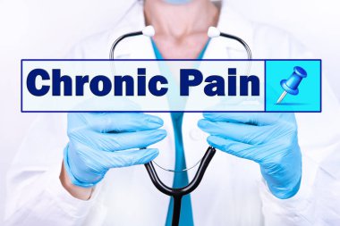 CHRONIC ağrı metni stetoskop tutan bir doktorun arka planında yazılıdır. Tıbbi konsept.