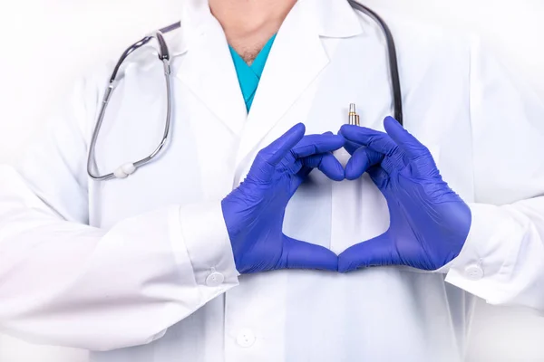 Médico Con Estetoscopio Una Máscara Médica Guantes Hace Símbolo Del —  Fotos de Stock