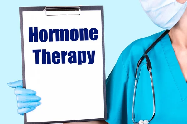 Hormone Therápia Szöveg Van Írva Egy Notebook Által Tartott Orvos — Stock Fotó