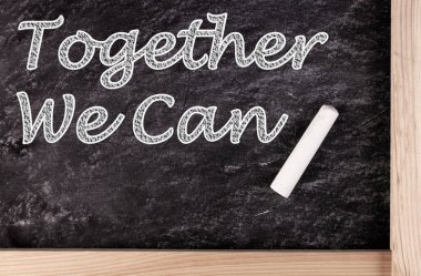 Birlikte bir parça tebeşirle tahtaya yazı yazabiliriz..