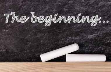 Tahtadaki başlangıç metni iki parça tebeşirle..