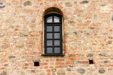 Tarihte zengin antik duvarlar, tuğlalar ve taşlar, Mir Kalesi 'nin kemerli kapıları ve pencereleri.