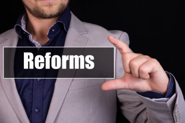 Reforms metni bir iş adamının arka planında yazılıdır. İş konsepti.