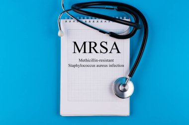 Masada MRSA Methicillin 'e dayanıklı Staphylococcus aureus enfeksiyonu ve stetoskop ile tıbbi konsept var.
