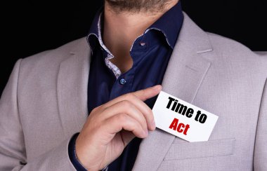 İş adamının ceketinin cebine koyduğu karta 