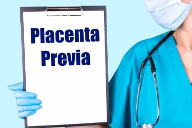 PLACENTA PreVIA metni, doktorun elinde tuttuğu ve gösterdiği bir deftere yazılmıştır. Tıbbi konsept.