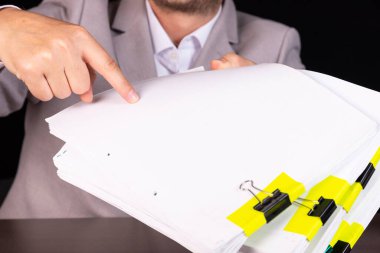 Kızgın bir patron kavramı. Bir işadamı yarım kalmış bir işi işaret eder..